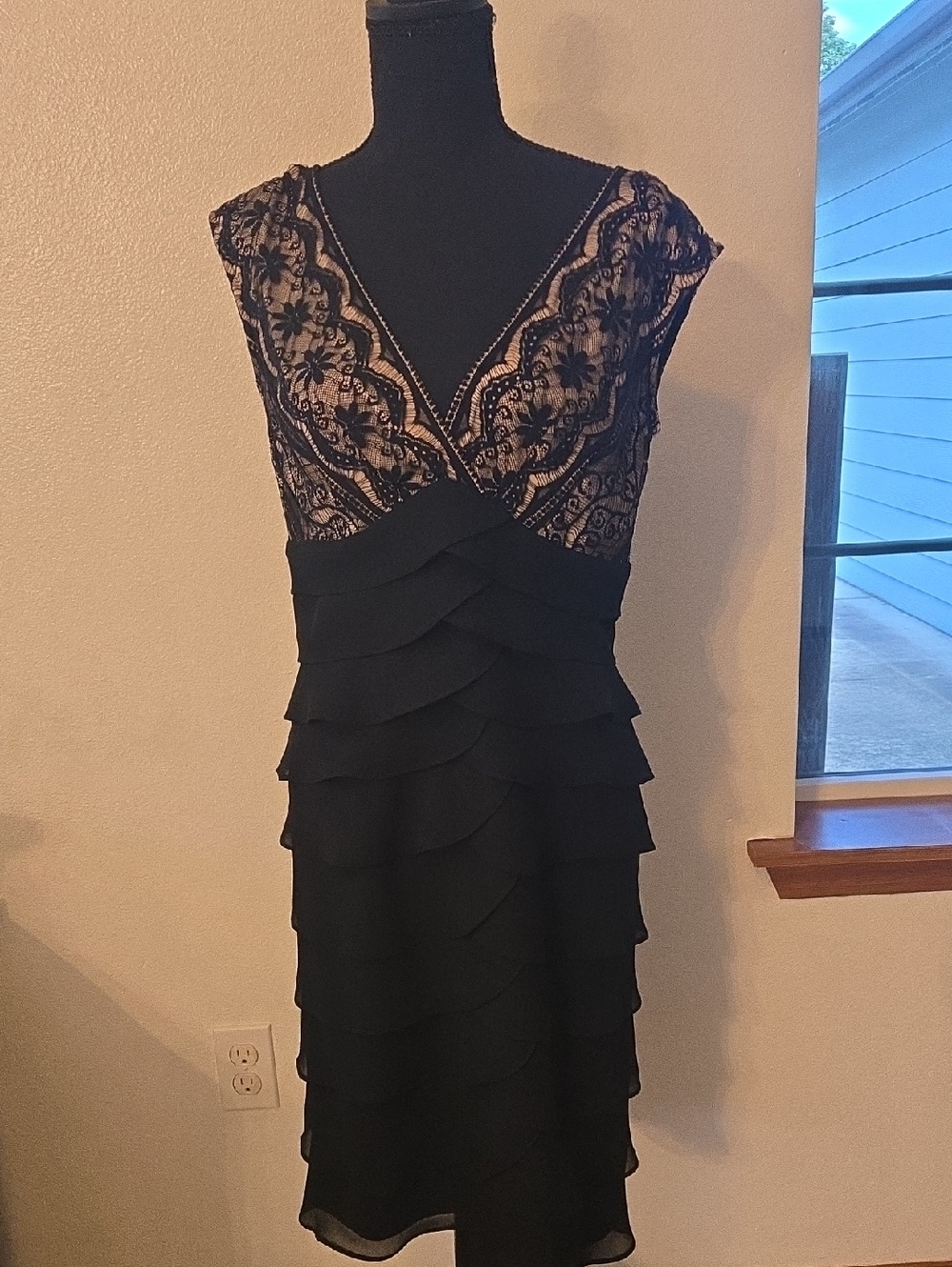 Jessica Howard Black Lace V-Neck Tiered Midi Dress